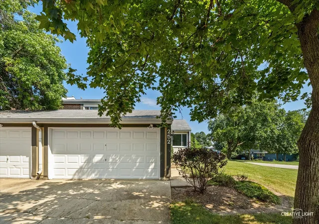 Photo 3 of Townhouse for sale at 252 Pueblo Dr, Bolingbrook, IL 60440 | MLS# 12750847 | Listing updated on 2026-10-08