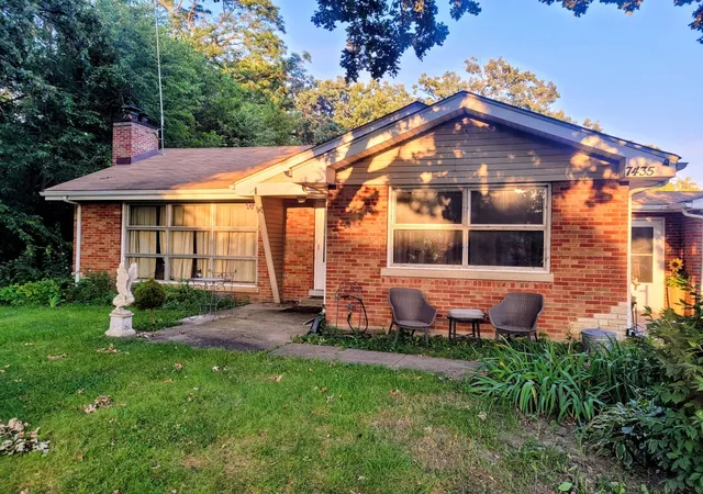 Photo 2 of Single family home for sale at 7435 Banks St, Justice, IL 60458 | MLS# 12750876 | Listing updated on 2026-10-02