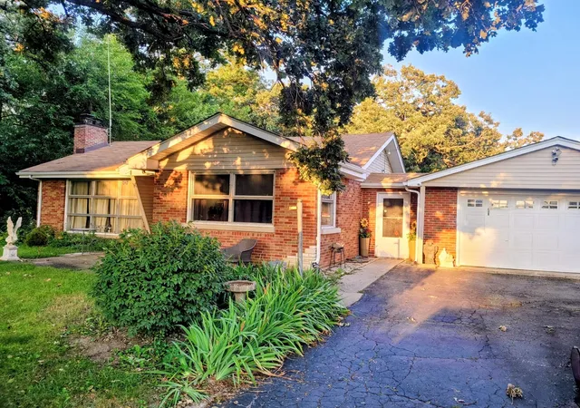 Photo 3 of Single family home for sale at 7435 Banks St, Justice, IL 60458 | MLS# 12750876 | Listing updated on 2026-10-02