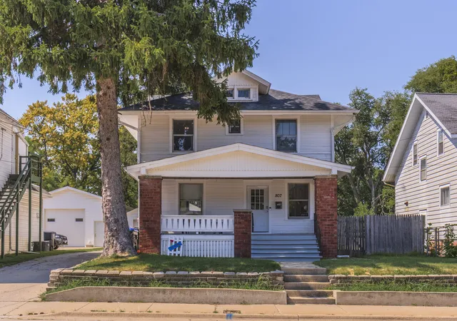 Photo 1 of Single family home for sale at 807 S Morris Ave, Bloomington, IL 61701 | MLS# 12750952 | Listing updated on 2026-09-13