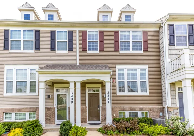 Photo 2 of Townhouse for sale at 3211 Coral Ln, Glenview, IL 60026 | MLS# 12750976 | Listing updated on 2026-09-09