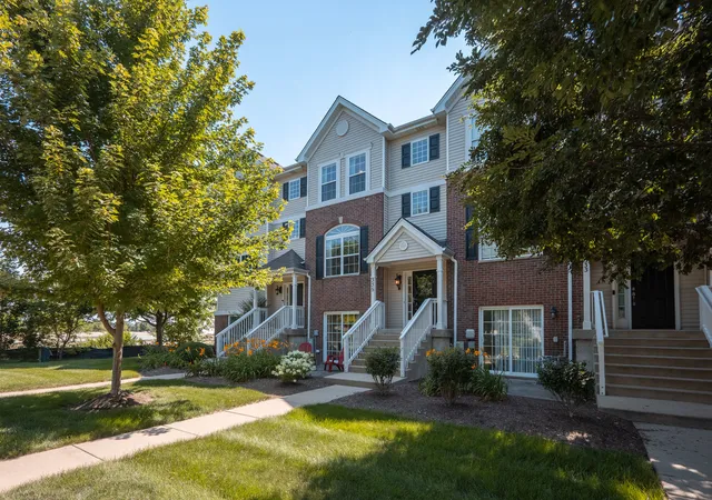 Photo 3 of Townhouse for sale at 335 Lakeshore Dr, Oswego, IL 60543 | MLS# 12750978 | Listing updated on 2026-10-01