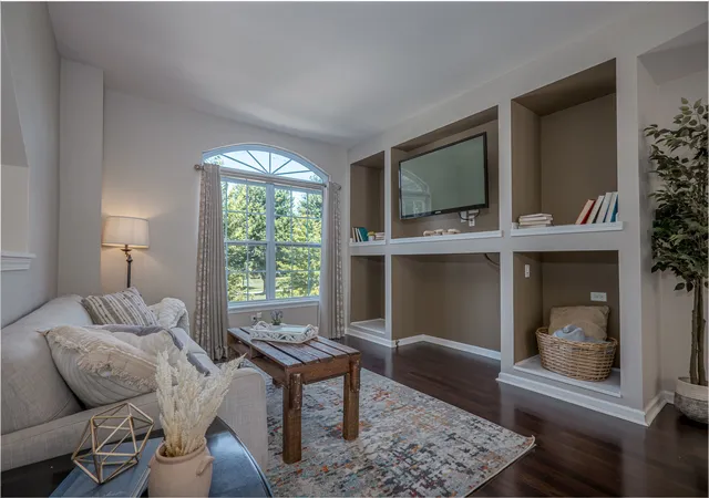 Photo 4 of Townhouse for sale at 335 Lakeshore Dr, Oswego, IL 60543 | MLS# 12750978 | Listing updated on 2026-10-01