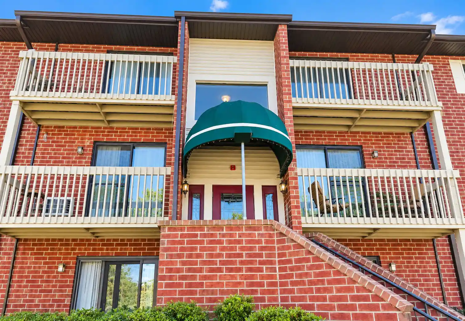 Listing Photo 1 - Condo for sale in 980 N Lakeside Dr located at 980 N Lakeside Dr, Vernon Hills, IL 60061 - Unit #1B