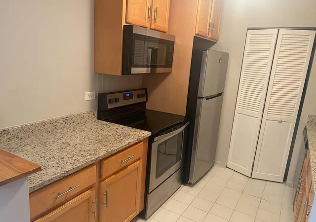 Listing Photo 5 - Condo for sale in building located at 980 N Lakeside Dr, Vernon Hills, IL 60061 - Unit #1B
