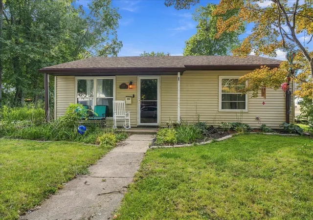 Photo 1 of Single family home for sale at 1007 S Livingston St, Bloomington, IL 61701 | MLS# 12750989 | Listing updated on 2026-10-07