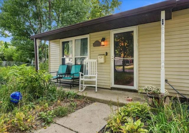 Photo 2 of Single family home for sale at 1007 S Livingston St, Bloomington, IL 61701 | MLS# 12750989 | Listing updated on 2026-10-07