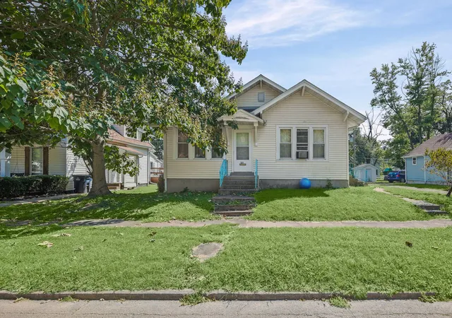 Single family home for sale at 125 W Warmouth St, Salem, IL 62881 | MLS# 12751018