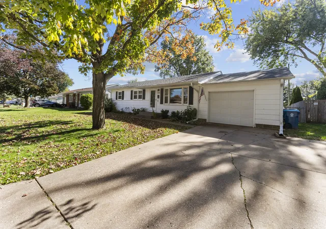 Photo 2 of Single family home for sale at 586 33rd Avenue, East Moline, IL 61244 | MLS# 12751054 | Listing updated on 2026-10-22