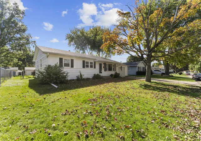 Photo 3 of Single family home for sale at 586 33rd Avenue, East Moline, IL 61244 | MLS# 12751054 | Listing updated on 2026-10-22