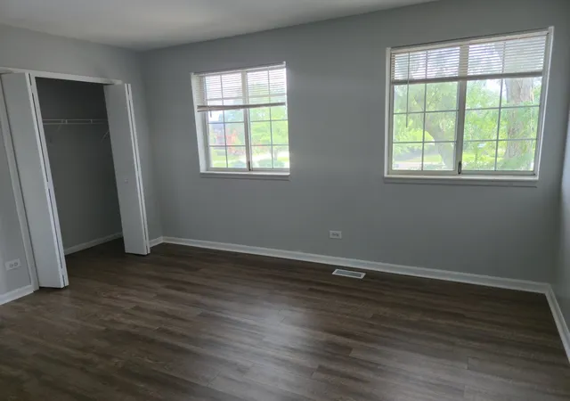 Listing Photo 5 - Condo for sale in building located at 1350 S Lorraine Rd, Wheaton, IL 60189 - Unit #E