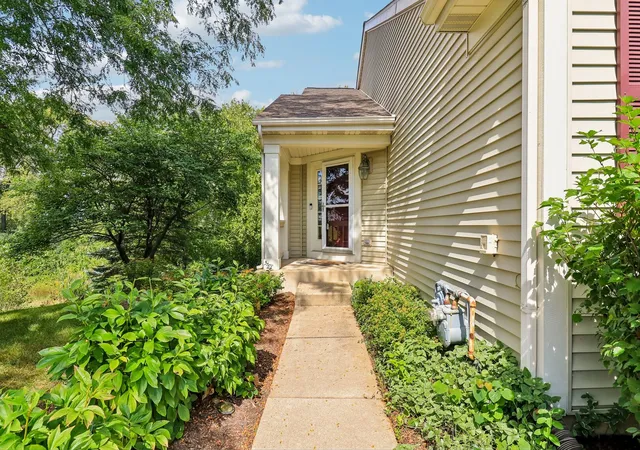 Photo 2 of Townhouse for sale at 1320 Waverly Dr, Volo, IL 60020 | MLS# 12751066 | Listing updated on 2026-09-17