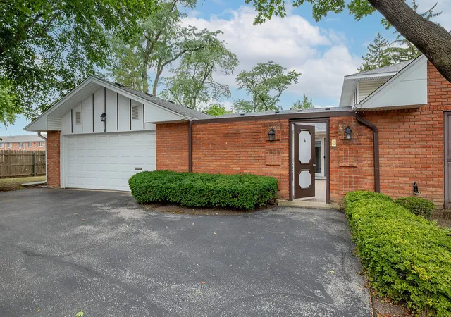 Photo 1 of Townhouse for sale at 4 Harrogate On Oxford, Rolling Meadows, IL 60008 | MLS# 12751081 | Listing updated on 2026-09-21