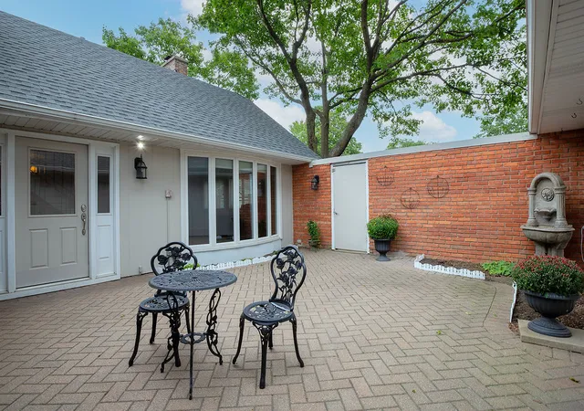 Photo 2 of Townhouse for sale at 4 Harrogate On Oxford, Rolling Meadows, IL 60008 | MLS# 12751081 | Listing updated on 2026-09-21