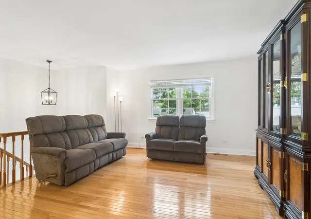Photo 2 of Single family home for sale at 1120 Valley Strm Dr, Wheeling, IL 60090 | MLS# 12751092 | Listing updated on 2026-09-28