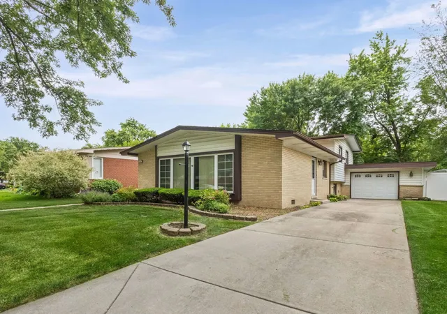 Photo 1 of Single family home for sale at 834 N Rainbow Dr, Glenwood, IL 60425 | MLS# 12751194 | Listing updated on 2026-09-20