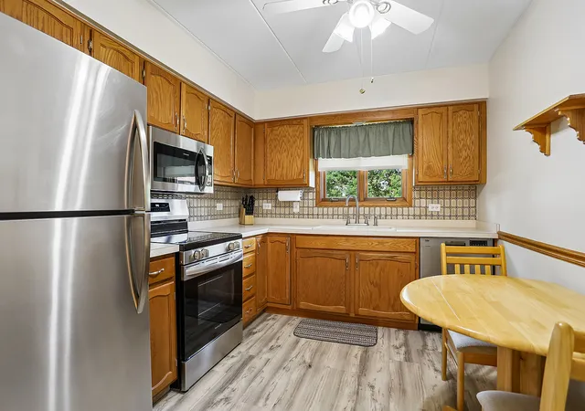 Listing Photo 3 - Condo for sale in building located at 11009 S Theresa Cir, Palos Hills, IL 60465 - Unit #2B