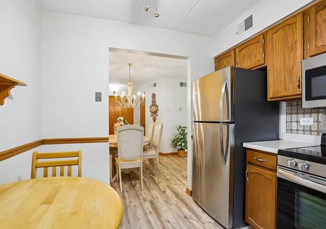 Listing Photo 4 - Condo for sale in building located at 11009 S Theresa Cir, Palos Hills, IL 60465 - Unit #2B
