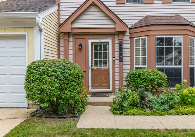 Photo 2 of Townhouse for sale at 5117 Pembrook Ct, Gurnee, IL 60031 | MLS# 12751228 | Listing updated on 2026-09-16