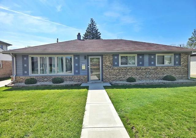 Photo 1 of Single family home for sale at 980 W Grant Dr, Des Plaines, IL 60016 | MLS# 12751243 | Listing updated on 2026-09-09