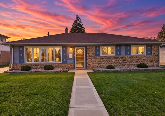 Single family home for sale at 980 W Grant Dr, Des Plaines, IL 60016 | MLS# 12751243