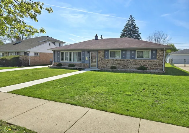 Photo 2 of Single family home for sale at 980 W Grant Dr, Des Plaines, IL 60016 | MLS# 12751243 | Listing updated on 2026-09-09