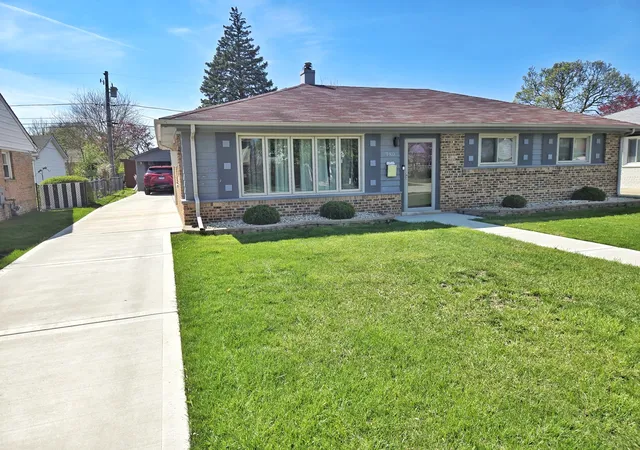 Photo 3 of Single family home for sale at 980 W Grant Dr, Des Plaines, IL 60016 | MLS# 12751243 | Listing updated on 2026-09-09