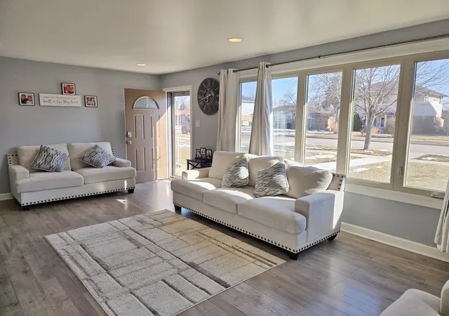Photo 3 of Single family home for sale at 980 W Grant Dr, Des Plaines, IL 60016 | MLS# 12751243 | Listing updated on 2026-09-09