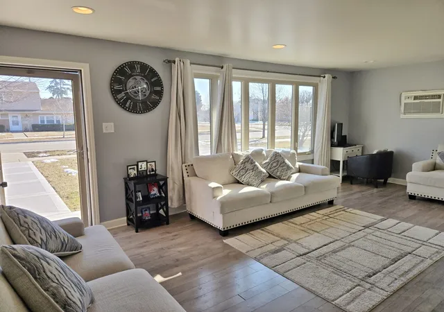 Photo 4 of Single family home for sale at 980 W Grant Dr, Des Plaines, IL 60016 | MLS# 12751243 | Listing updated on 2026-09-09