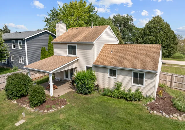 Photo 2 of Single family home for sale at 1102 Amberwood Dr, Crystal Lake, IL 60014 | MLS# 12751263 | Listing updated on 2026-10-01