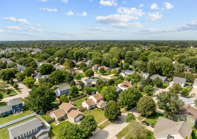 Photo 3 of Single family home for sale at 1102 Amberwood Dr, Crystal Lake, IL 60014 | MLS# 12751263 | Listing updated on 2026-10-01
