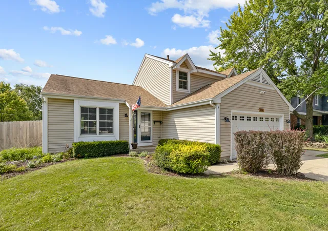 Photo 4 of Single family home for sale at 1102 Amberwood Dr, Crystal Lake, IL 60014 | MLS# 12751263 | Listing updated on 2026-10-01
