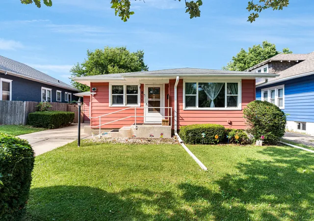 Photo 1 of Single family home for sale at 811 Glenwood Ave, Joliet, IL 60435 | MLS# 12751291 | Listing updated on 2026-09-07