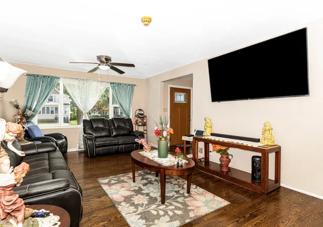 Photo 2 of Single family home for sale at 811 Glenwood Ave, Joliet, IL 60435 | MLS# 12751291 | Listing updated on 2026-09-07