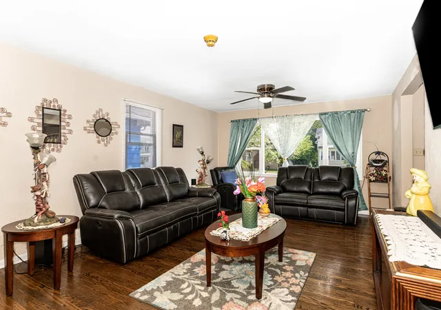 Photo 3 of Single family home for sale at 811 Glenwood Ave, Joliet, IL 60435 | MLS# 12751291 | Listing updated on 2026-09-07