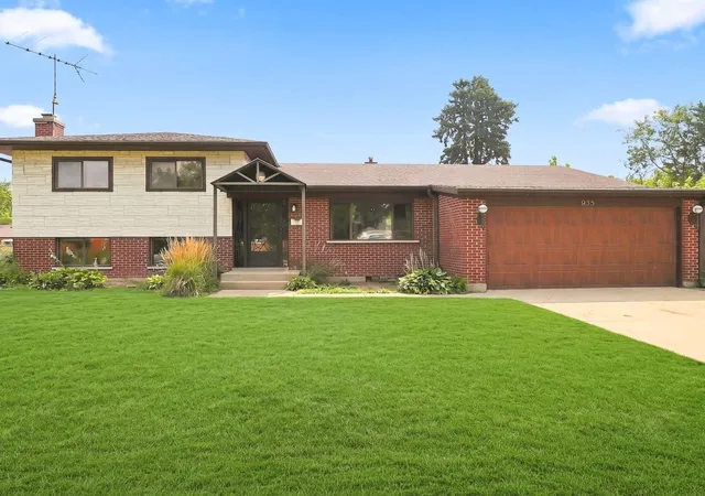 Photo 1 of Single family home for sale at 935 Anderson Ter, Des Plaines, IL 60016 | MLS# 12751319 | Listing updated on 2026-09-23