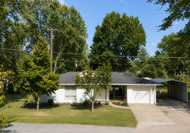 Photo 1 of Single family home for sale at 720 Sheridan Dr, Benton, IL 62812 | MLS# 12751354 | Listing updated on 2026-09-12
