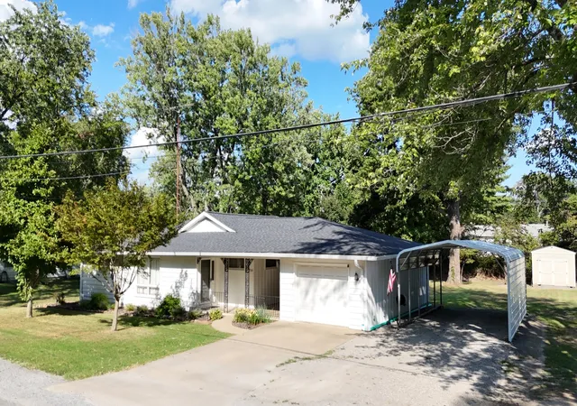 Photo 2 of Single family home for sale at 720 Sheridan Dr, Benton, IL 62812 | MLS# 12751354 | Listing updated on 2026-09-12