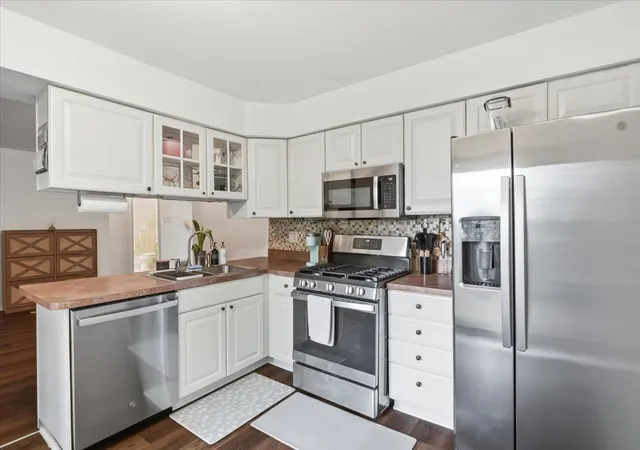 Photo 4 of Townhouse for sale at 649 Beth Ct, Gurnee, IL 60031 | MLS# 12751388 | Listing updated on 2026-09-17