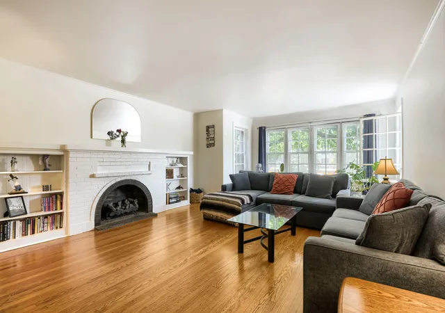 Photo 2 of Condo for sale at 433 S East Ave #2S, Oak Park, IL 60302 | MLS# 12751392 | Listing updated on 2026-10-06