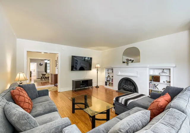Photo 3 of Condo for sale at 433 S East Ave #2S, Oak Park, IL 60302 | MLS# 12751392 | Listing updated on 2026-10-06