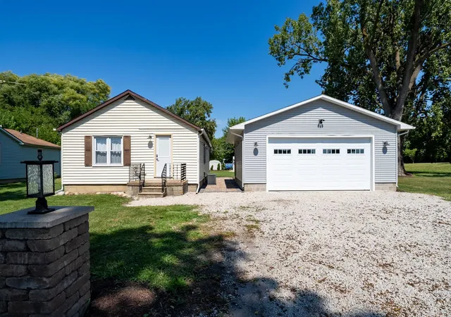 Photo 1 of Single family home for sale at 327 E John St, Forrest, IL 61741 | MLS# 12751393 | Listing updated on 2026-09-12