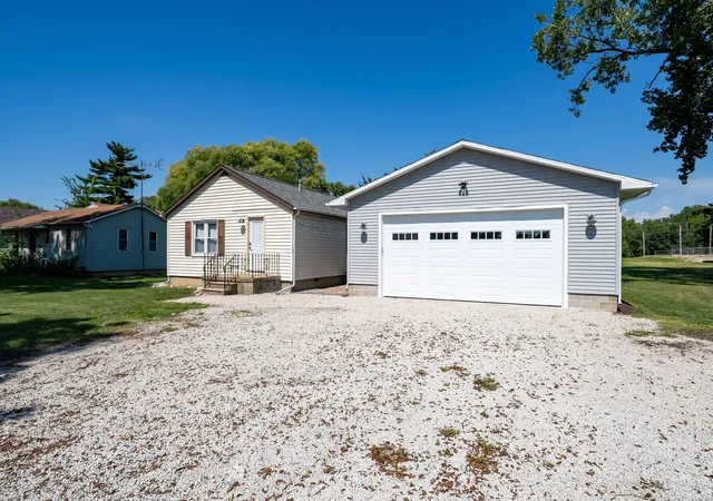 Photo 2 of Single family home for sale at 327 E John St, Forrest, IL 61741 | MLS# 12751393 | Listing updated on 2026-09-12