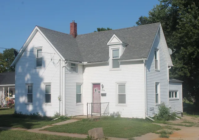 Photo 3 of Single family home for sale at 306 N Holmes St, Cambridge, IL 61238 | MLS# 12751399 | Listing updated on 2026-09-27
