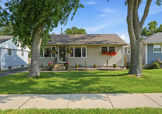 Photo 3 of Single family home for sale at 139 W 10th Street, Chicago Heights, IL 60411 | MLS# 12751467 | Listing updated on 2026-10-08