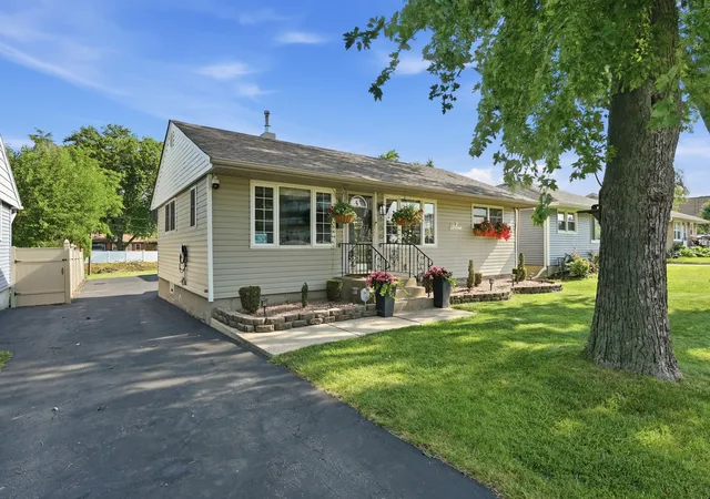 Photo 3 of Single family home for sale at 139 W 10th Street, Chicago Heights, IL 60411 | MLS# 12751467 | Listing updated on 2026-10-08