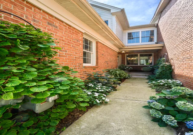 Photo 3 of Sale Pending at 3 Winged Ft Dr, Hawthorn Woods, IL 60047 | MLS# 12751610 | Listing updated on 2026-10-06