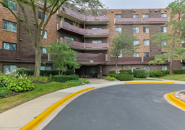 Listing Photo 4 - Condo for sale in building located at 840 Wellington Ave, Elk Grove Village, IL 60007 - Unit #501