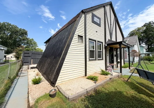 Photo 3 of Single family home for sale at 326 S Sycamore, Centralia, IL 62801 | MLS# 12751640 | Listing updated on 2026-10-03