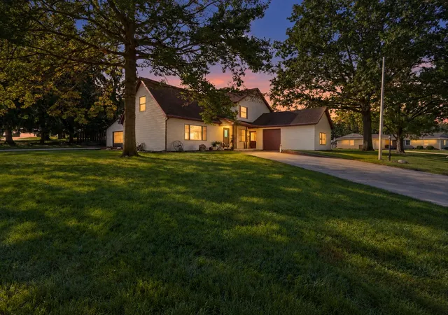 Photo 2 of Single family home for sale at 1801 Lake Shore Dr, Mahomet, IL 61853 | MLS# 12751641 | Listing updated on 2026-10-06